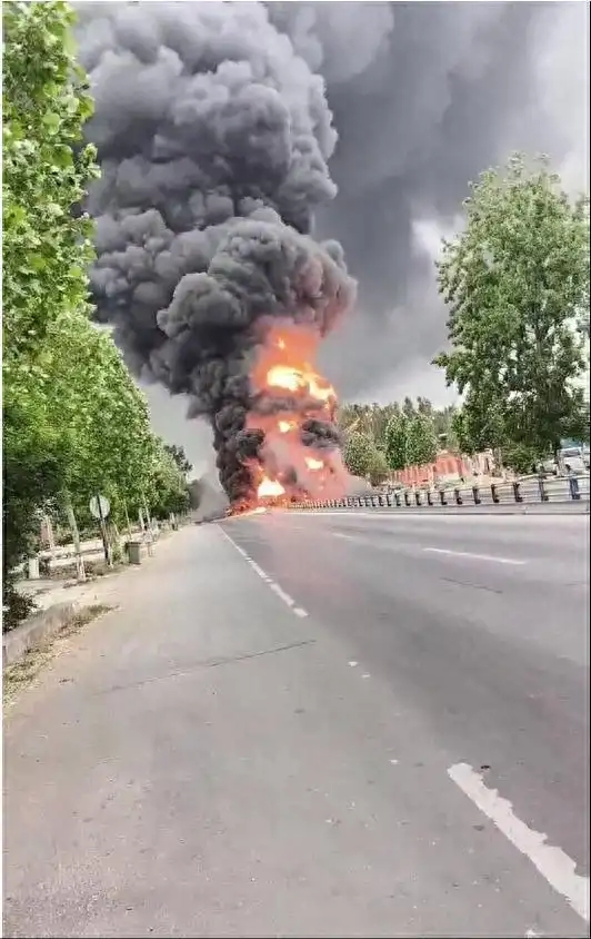 河南一油罐车公路上起火 浓烟腾起数十米高