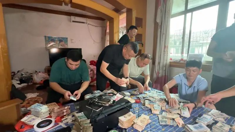 夫妻俩制假币每天印多少花多少 每天使用量在300-3000不等