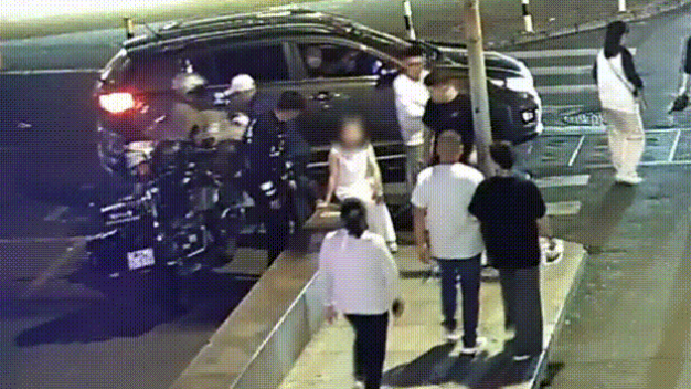 女子突发不适 特警安抚送医 网友：太温暖了