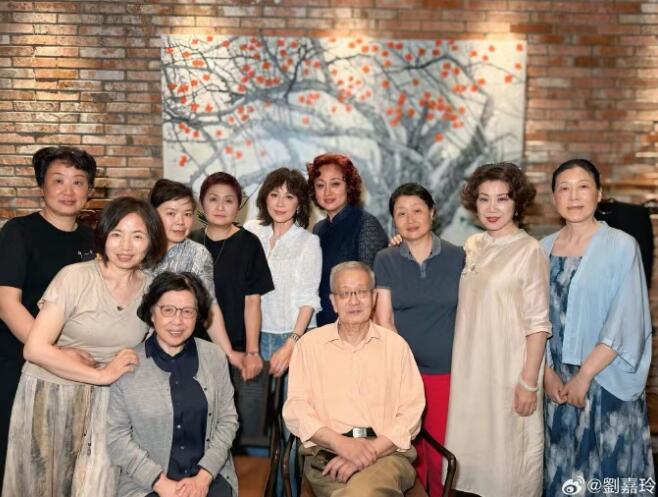 刘嘉玲回苏州参加同学会 晒与老师、同学合影