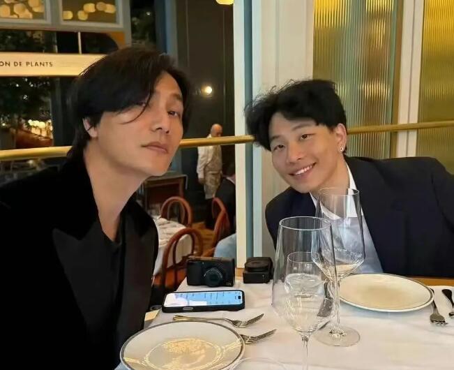 陈坤儿子陈尊佑大学毕业 父子俩合体晒照庆祝