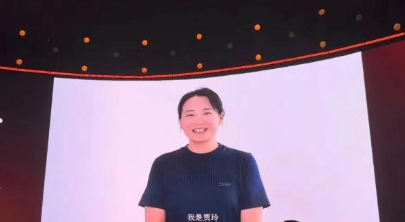 贾玲最新动态：正在拍摄新片《转念花开》