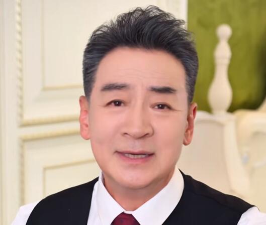 寇振海回应与妻子21岁年龄差：婚姻的幸福感不在于是否同龄