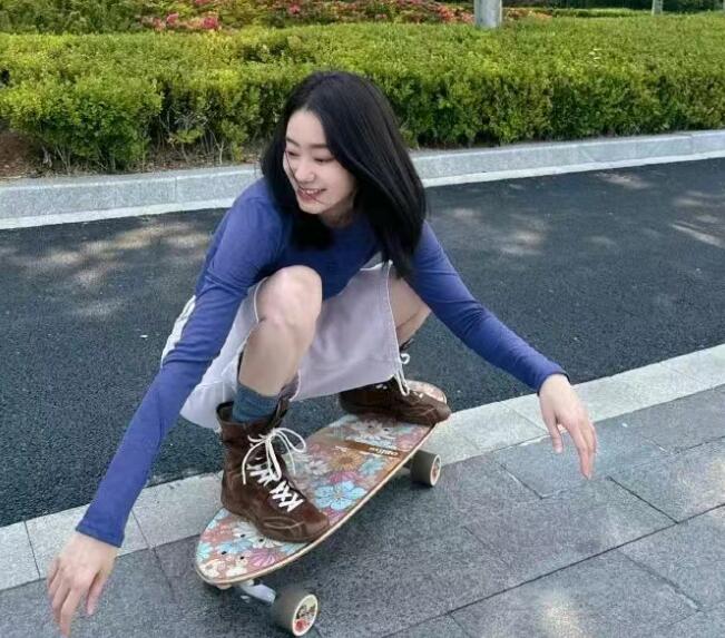 张小斐晒玩滑板随拍：滑着去拥抱夏天 