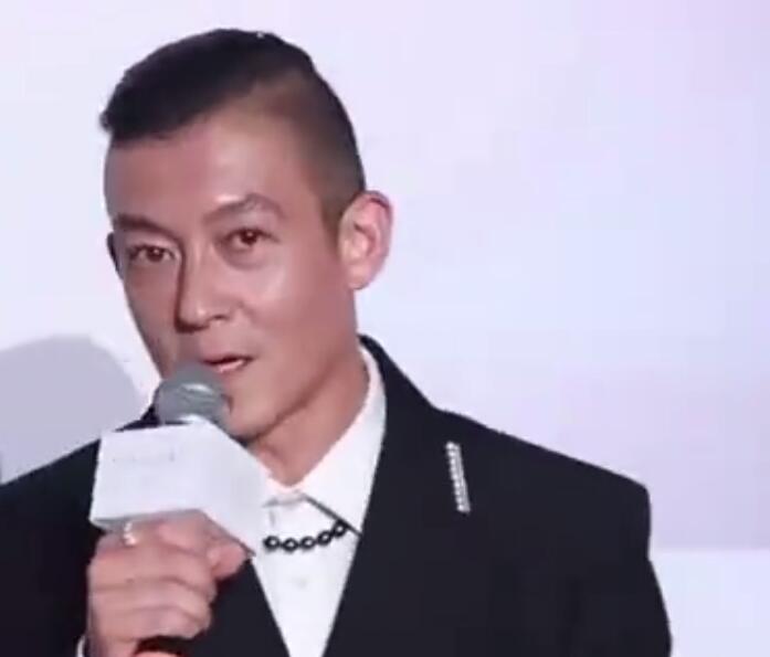 经纪人回应陈冠希飞机争执：他也有优先下机权