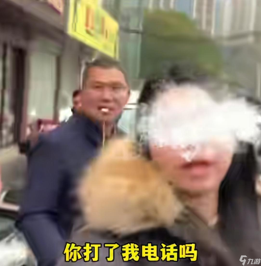 女子车停路中间致堵车20分钟，被路人质问反怼:狗叫什么?挪一遍了