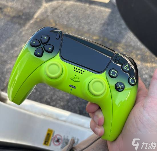 PS5新系列手柄实物曝光：超丝滑亮面涂层