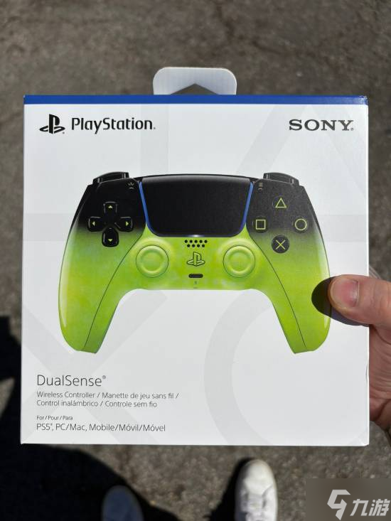 PS5新系列手柄实物曝光 超丝滑亮面涂层