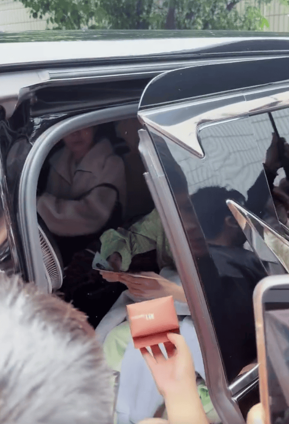 宋祖儿上班途中遭遇男粉求婚 一脸惊吓摆手拒绝