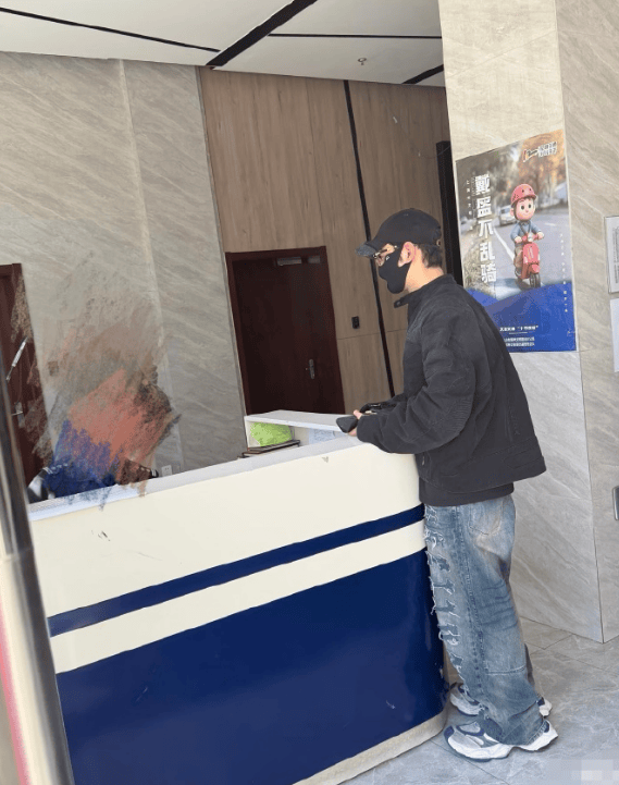 黄晓明现身交警队大厅交罚款 曾因带儿子骑行违法