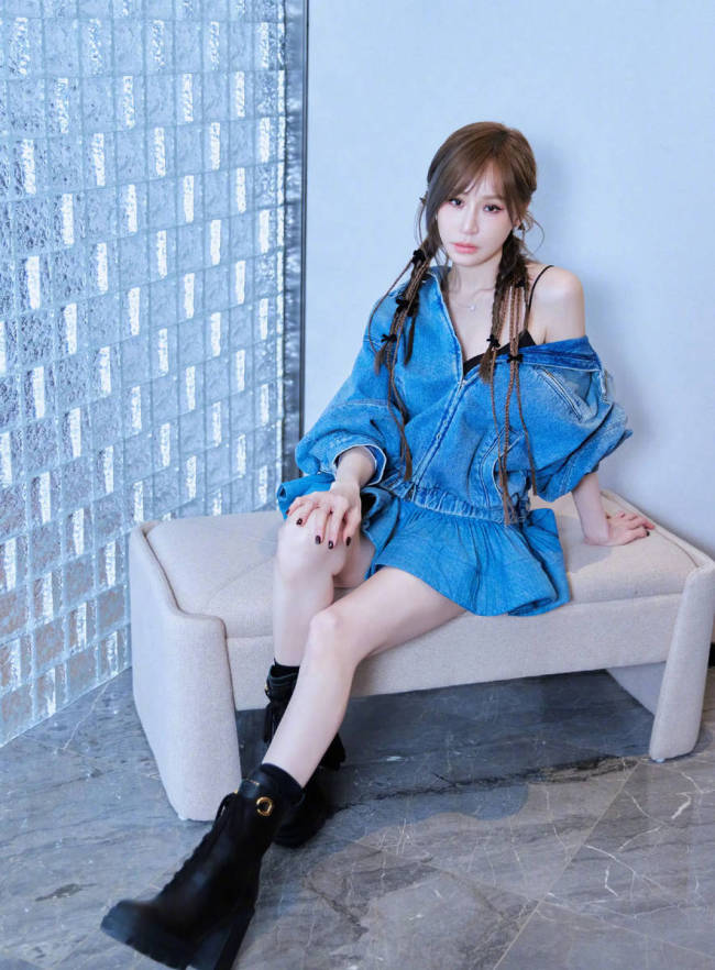 王心凌穿牛仔连衣裙清新靓丽！大秀香肩美腿好性感