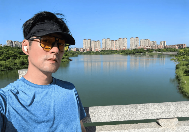 严屹宽谈“粉底液将军”争议 鼓励张凌赫接受质疑