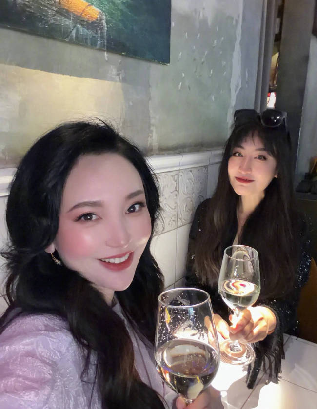 金莎回应被看成刘晓庆：那多美啊，抬举我了