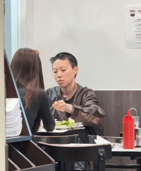 窦靖童与宋妍霏巴黎游玩 一起用餐被网友偶遇