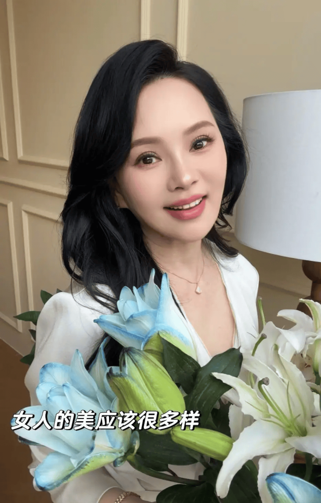 伊能静回应短裙被吐槽装嫩：迪士尼没有年龄的地方