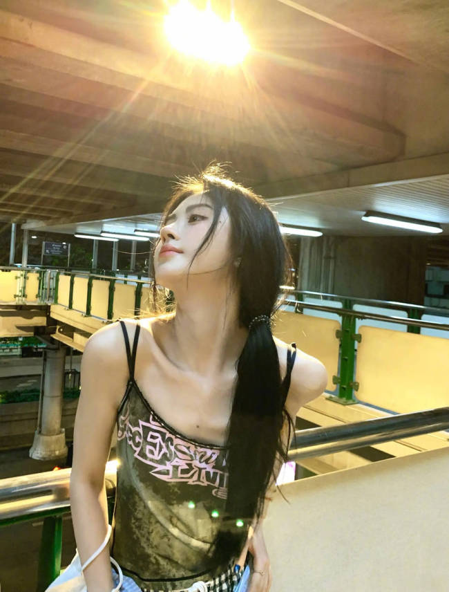 鞠婧祎更新营业美照！穿绿色小吊带清凉感十足