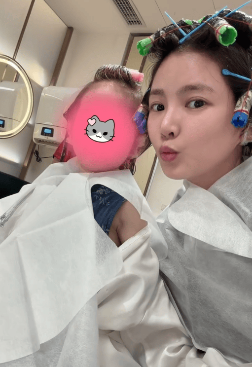 王灿回应带5岁女儿烫发争议：我的做法确实欠妥