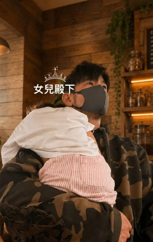 周杰伦晒出怀抱女儿的合照 还喊其“女儿殿下”
