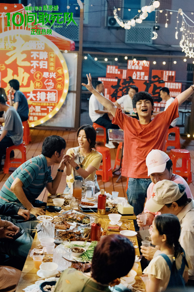 陈思诚《10间敢死队》曝导演特辑 以真诚创作暖愈人心