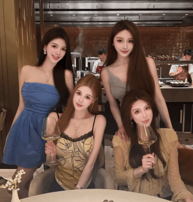 叶珂回应与闺蜜撞脸：我们修图手法比较像