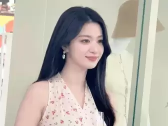王楚然北京三里屯出席活动，今天完全是人间水蜜桃，美得很稳定