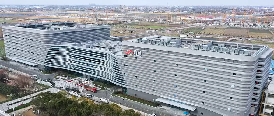 全球AI工厂4万亿市场激战正酣：这家中国企业已拉开显著差距