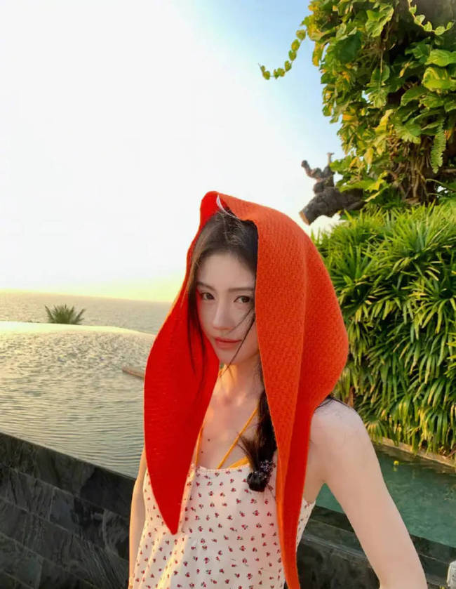 美神降临！鞠婧祎戴红头巾拍摄落日大片