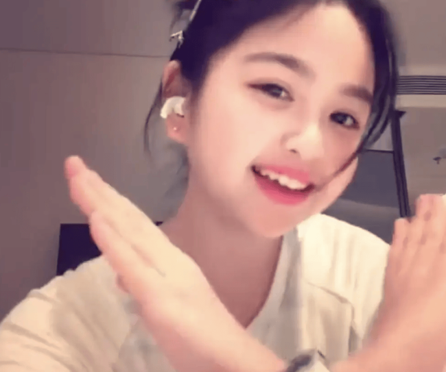 包文婧回应女儿撞脸吴映洁:饺子才10岁还会变样