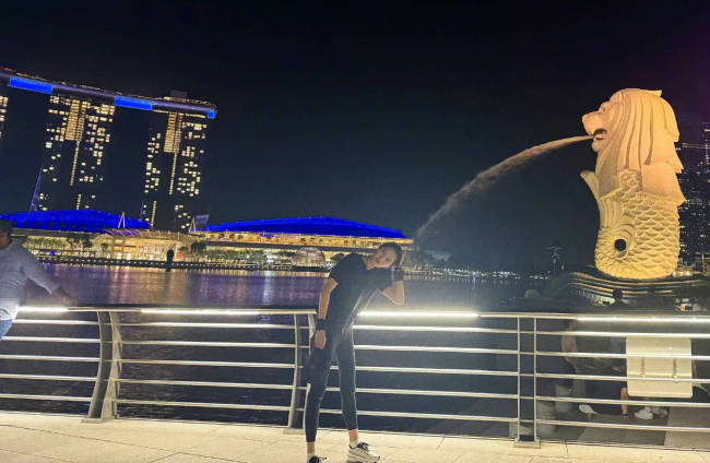 关晓彤更新美照！在新加坡边看风景边夜跑十分惬意