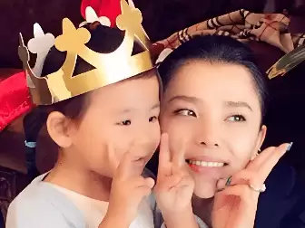 48岁李佳璇近况披露：丈夫离世12年后与女儿共度余生