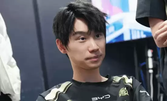 《英雄联盟》世界冠军Doinb正式复播!回归老本行 不播《DOTA2》了