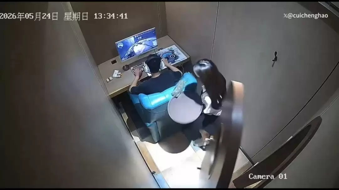 网咖男子专注战斗爆火外网 被店员热茶溅身毫不介意