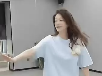 好惨！李小冉疑被撞伤脸：只能拿冰袋消肿：好在平安无事