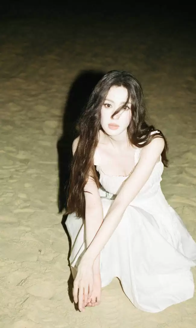娜扎晒海边随照状态松弛 穿白色吊带裙清纯可人