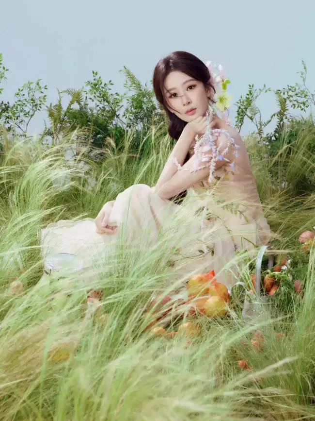 杨紫最新写真大片清新自然 穿斜肩轻纱裙优雅甜美