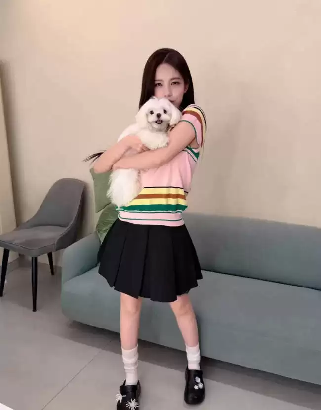 李一桐穿彩色T恤配黑色短裙 怀抱小狗甜美可爱