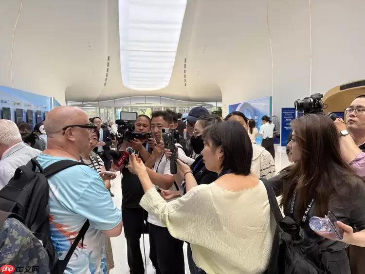让世界旅游城市彼此听懂：亮亮视野AR+AI会议翻译系统助力香山旅游峰会