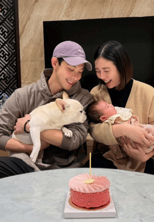 刘品言抱女儿为连晨翔庆生 夫妻两人眼神洋溢幸福