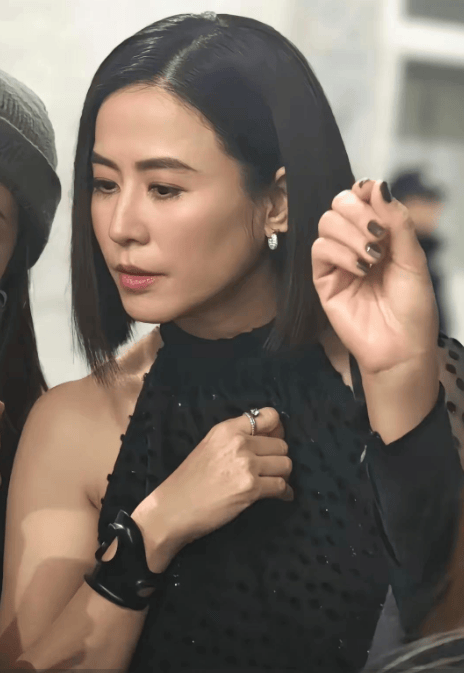 曾怒怼医美机构造谣隆胸！54岁宣萱再拒医美怕上瘾