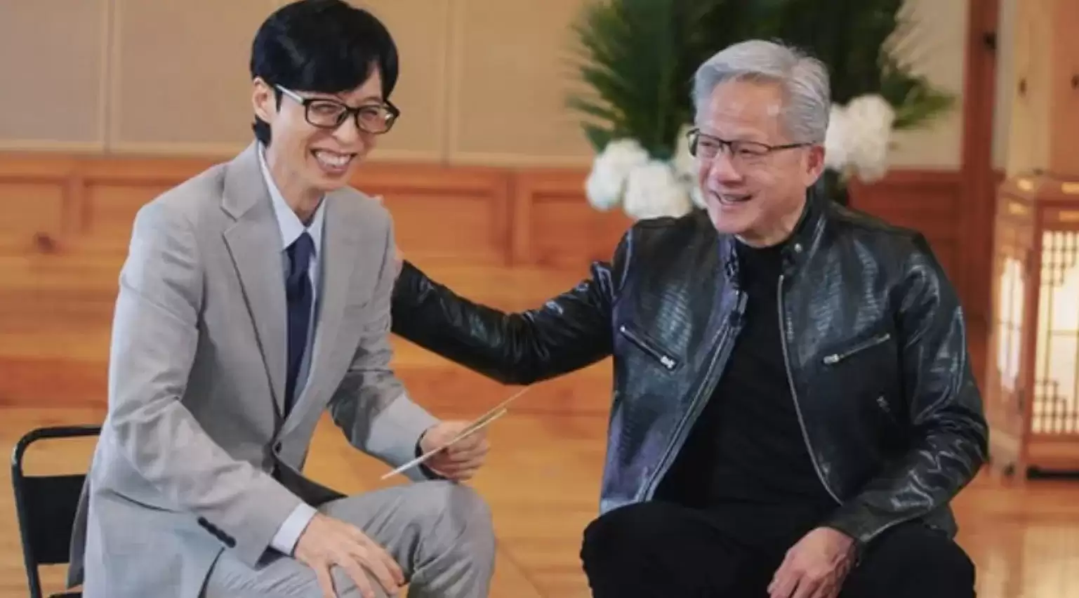 黄仁勋脱口秀录制画面曝光 与刘在石跨界对话 还跳起了舞