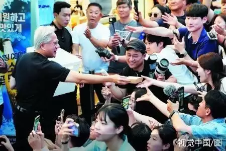 英伟达CEO黄仁勋在韩国首尔餐厅现身