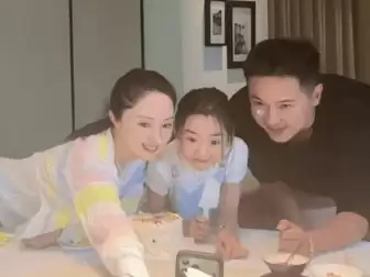 小酒窝和继父生父庆生状态大不同:董璇也遭质疑:张维伊未受影响