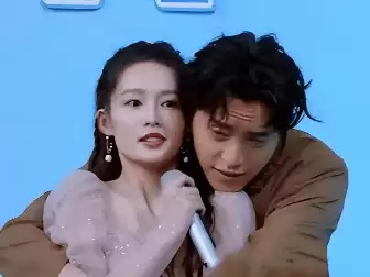 拍戏时被男星手伸进裤子？女演员难以启齿的灯下黑：不止于此