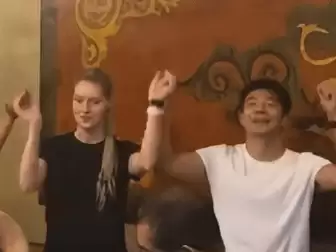 撒贝宁夫妻在拉萨度假 李白一头脏辫被围拍 又高又白比老公还壮