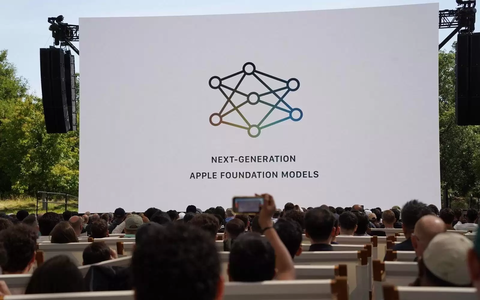 苹果抨击“为AI而AI”:称有用AI需以用户为中心