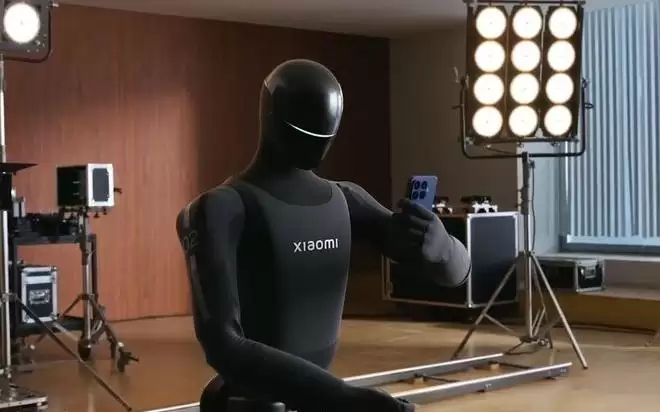 苹果发布下一代 Siri AI 和 Apple Intelligence:暂不支持中国；微信 AI 官宣内测；传月之暗面寻求 20 亿美元新融资 | 极客早知道