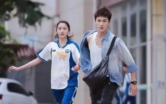 新民艺评丨吴翔：不仅耀眼：更要向阳——偶像《耀眼》热播背后的思考