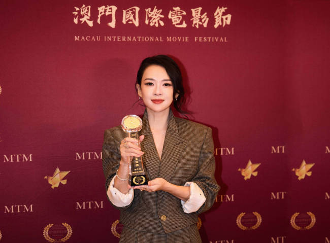 章子怡回应四封金莲花影后！晒与奖杯合照心情大好