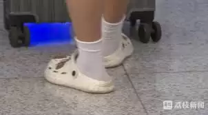乘坐自动扶梯时什么鞋有安全隐患
