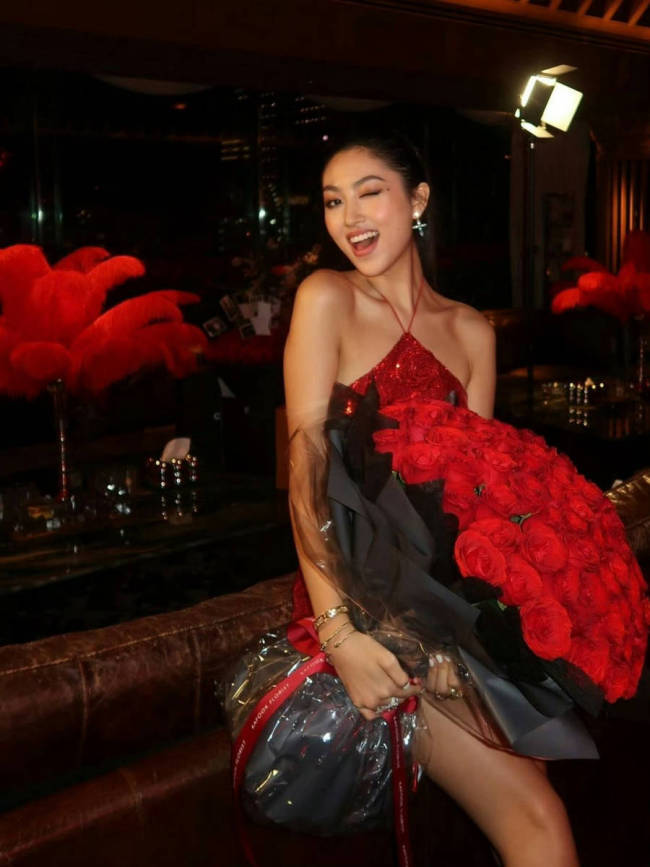 任达华女儿任晴佳晒庆生照！穿红色露肩裙明媚大方